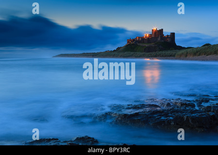 Château de Bamburgh juste avant le lever du soleil sur la côte est de Northumberland, Angleterre. Banque D'Images