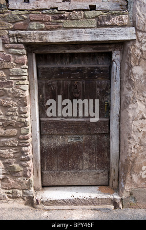 Chalet rustique de porte avant en rénovation en Talgarth Powys South Wales UK Banque D'Images