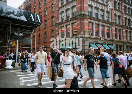 Des hordes de shoppers cross Broadway à Prince Street à Soho, à New York, le samedi 4 septembre 2010. (© Richard B. Levine) Banque D'Images