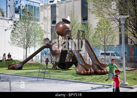 Une aire de bronze sculpture par l'artiste tom otterness, dans un parc de l'argent towers apartments à new york Banque D'Images