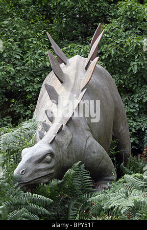 Dinosaure en pierre dans le Jardin des Plantes, Paris. Banque D'Images