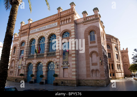 Gran Teatro Falla, dans Fragela Plaza, Cadix. L'Andalousie. L'Espagne. Le théâtre possède une façade en briques rouges et de style mauresque. Banque D'Images