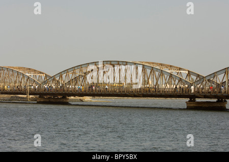 Pont Faidherbe qui relie le continent à l'île Saint-Louis, Saint-Louis, Sénégal Banque D'Images