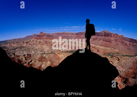 Silhouette femme debout sur la roche à la recherche sur desert Banque D'Images