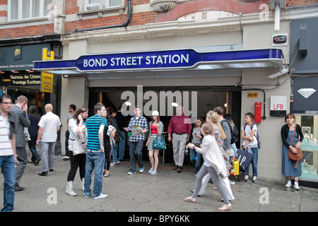 Piétons et passagers à l'extérieur d'un Oxford Street à l'entrée de la station de métro de Bond Street, Londres, UK Banque D'Images