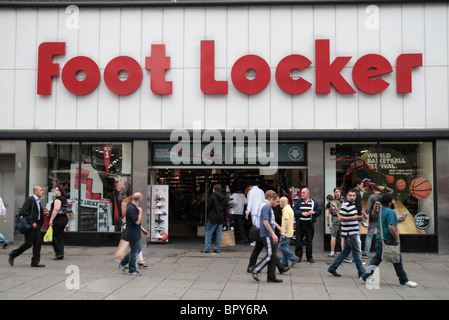 Vue sur la rue du magasin Foot Locker d'Oxford Street, Londres, Royaume-Uni. Banque D'Images