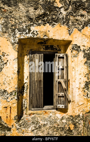 El Morro historique forteresse espagnole la fenêtre Fermer le haut de fort San Felipe del Morro à San Juan, Puerto Rico, volets de tempête Banque D'Images