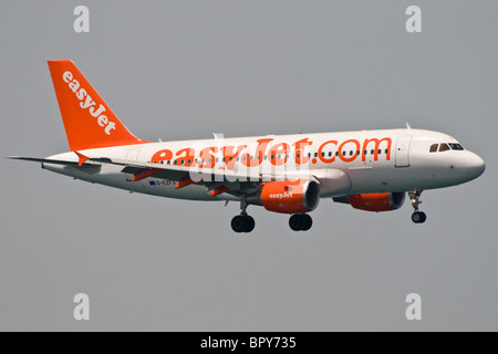 Close up d'un Easy Jet (easyjet.com) aéronef volant avec roues vers le bas Banque D'Images