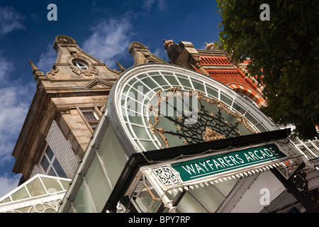 UK, France, régions, pays, Lord Street, Southport Voyageurs auvent d'entrée en fonte Arcade Banque D'Images