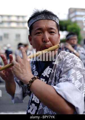 Homme jouant de la flûte de bambou japonaise à Nebuta Matsuri festival d'été de flotteurs, Aomori City, préfecture d'Aomori, Japon Banque D'Images