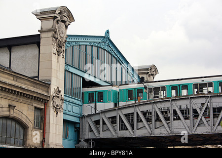 Paris, côté ouest de la Gare d'Austerlitx avec le train sur la ligne 5 du métro qui passe. Banque D'Images