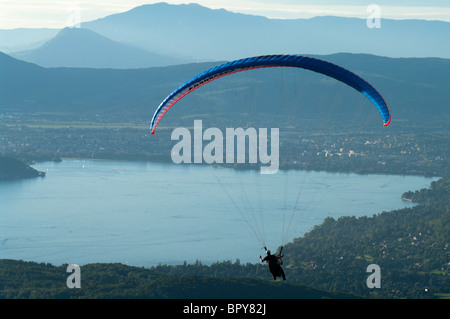 Parapente sur le lac d'Annecy, près du col de la Forclaz Banque D'Images