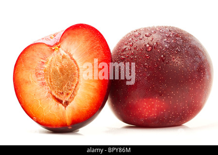 Prune humide et demi sur fond blanc Banque D'Images