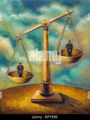 Deux hommes debout sur une balance Banque D'Images