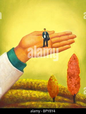 Un homme debout sur un énorme palm Banque D'Images