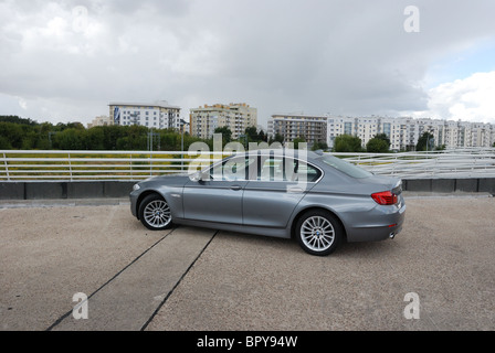 BMW 535i - 2010 - Mon argent métallisé - quatre portes (4D) - L'Allemand premium berline de classe supérieure, le segment E (exécutif) - Ville Banque D'Images