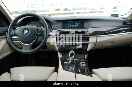 BMW 535i - 2010 - MON - gris métallique supérieur allemand de segment, berline de classe E (exécutif) - planche de bord, console centrale Banque D'Images