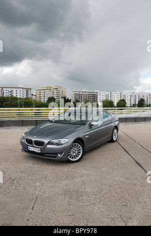 BMW 535i - 2010 - Mon argent métallisé - quatre portes (4D) - L'Allemand premium berline de classe supérieure, le segment E (exécutif) - Ville Banque D'Images