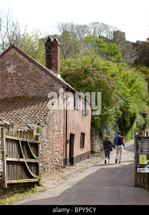 Couple Walking à Dunster Exmoor Village Somerset UK Europe Banque D'Images