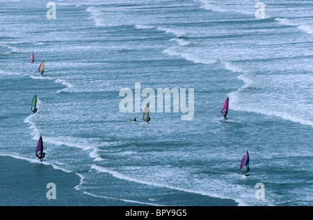 Une vue aérienne à la recherche vers le bas pour passer, sur les bas-fonds et aux eaux de surf près de Lynton, Devon. Banque D'Images