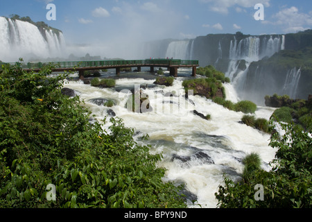 Des passerelles permettent aux vues de près les chutes d'Iguaçu, vu du côté brésilien, le Parc National d'Iguaçu, Etat du Parana, Brésil Banque D'Images
