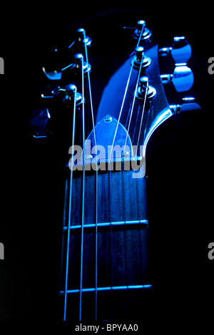 Manche de guitare dans la lumière bleue Banque D'Images