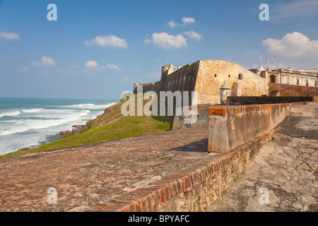 Les murs de la San Cristobal château surplombant la mer des Caraïbes à San Juan, Porto Rico, Antilles. Banque D'Images