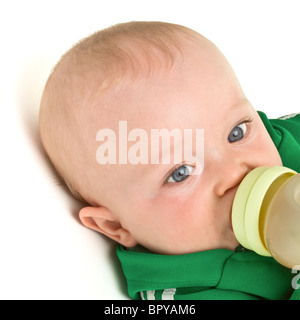 Cute baby boy expressive isolé sur fond blanc l'eau de bouteille de bébé. Banque D'Images