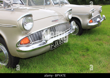 Close-up d'une paire de voitures Ford Anglia 105E à un salon de voitures à Markethill, Irlande du Nord Banque D'Images