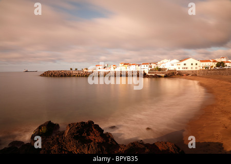 La paroisse de Sao Roque au lever du soleil. L'île de São Miguel, Açores, Portugal. Banque D'Images