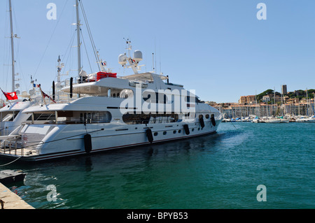 Superyacht 'treize' amarrés dans le port de plaisance à Cannes Banque D'Images