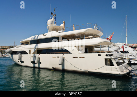 Superyacht 'Hana' amarrés dans le port de plaisance à Cannes Banque D'Images