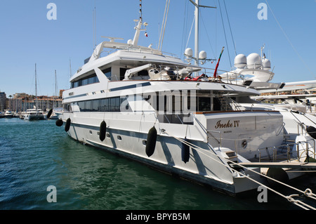 Ineke IV' 'Superyacht amarrés dans le port de plaisance à Cannes Banque D'Images