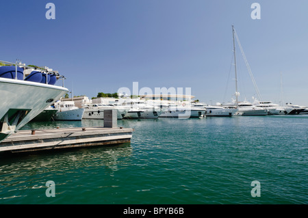 Superyachts amarrés dans le port de plaisance à Cannes Banque D'Images