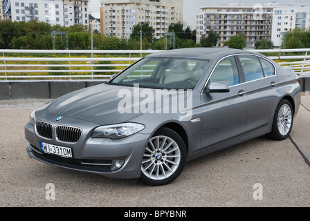 BMW 535i - 2010 - Mon argent métallisé - quatre portes (4D) - L'Allemand premium berline de classe supérieure, le segment E (exécutif) - Ville Banque D'Images