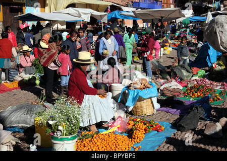 Vue sur les étals de fruits au marché de pisac dans la vallée sacrée , , Pérou Banque D'Images