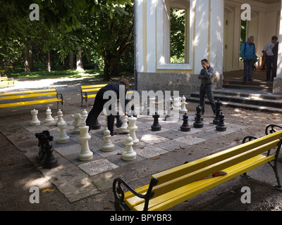 Les hommes jouant aux échecs sur conseil à grande échelle dans le Hof Garten à innsbruck Autriche Banque D'Images