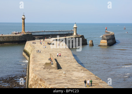 L'East & West Piers à Whitby, North Yorkshire, Angleterre, Royaume-Uni Banque D'Images