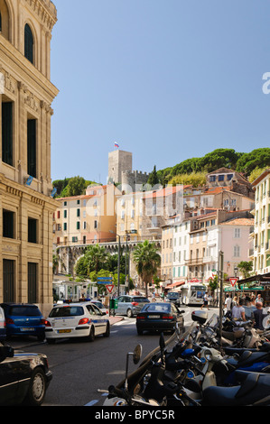 Rue de Cannes, à la recherche jusqu'au château et l'église sur la colline Banque D'Images