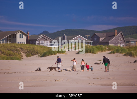 MANZANITA, Oregon, USA - les gens sur la plage sur la côte de l'Oregon central. Banque D'Images