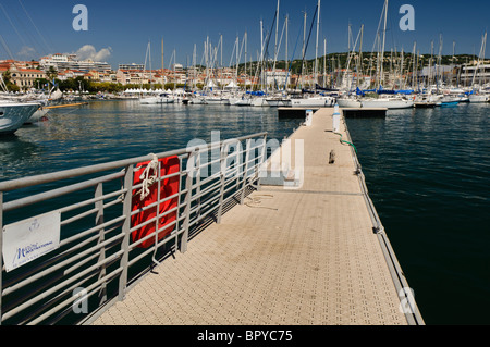 Yachts dans la Marina, Cannes Banque D'Images