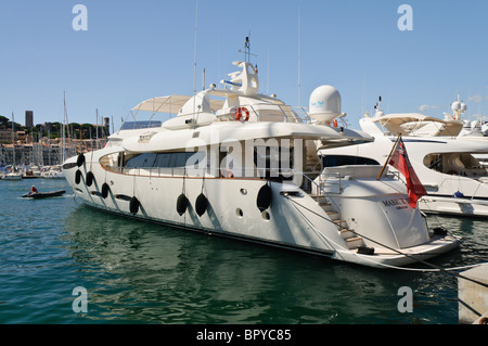 Arbruk « Superyacht III' amarrés dans le port de plaisance à Cannes Banque D'Images