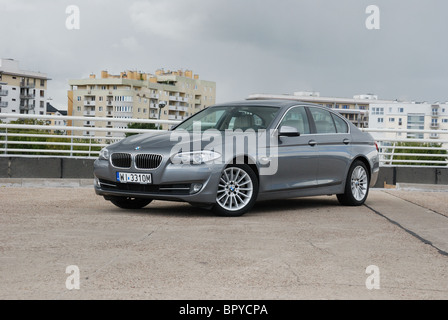 BMW 535i - 2010 - Mon argent métallisé - quatre portes (4D) - L'Allemand premium berline de classe supérieure, le segment E (exécutif) - Ville Banque D'Images