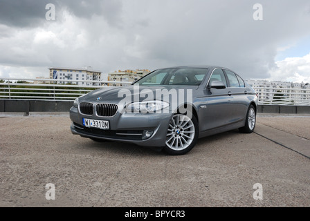 BMW 535i - 2010 - Mon argent métallisé - quatre portes (4D) - L'Allemand premium berline de classe supérieure, le segment E (exécutif) - Ville Banque D'Images