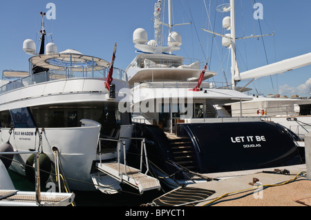 Superyacht 'Let It Be' amarrés dans le port de plaisance à Cannes Banque D'Images