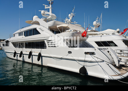 'Victoire' Superyacht Océan amarrés dans le port de plaisance à Cannes Banque D'Images