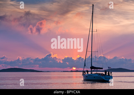 Location de Silhouette au coucher du soleil vers de verrouillage Sampson et îles Scilly Tresco UK Banque D'Images