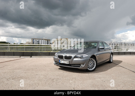 BMW 535i - 2010 - Mon argent métallisé - quatre portes (4D) - L'Allemand premium berline de classe supérieure, le segment E (exécutif) - Ville Banque D'Images