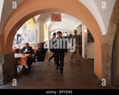 La terrasse d'un café de la chaussée arcade dans Herzog Friedrich Strasse le vieux centre-ville d'innsbruck Autriche Banque D'Images