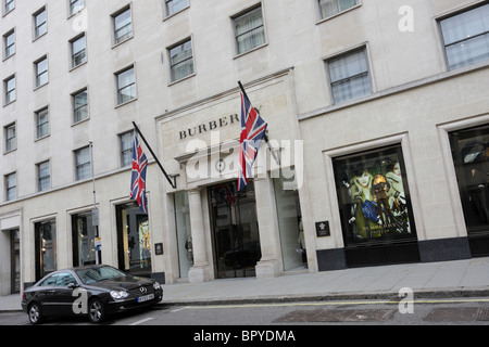 Située juste au sud de Conduit Street à New Bond Street à Mayfair est Burberry's flagship store. Banque D'Images